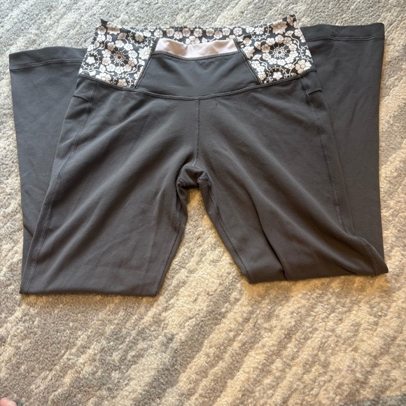 Lululemon grey flower capri - Picture 1 of 3